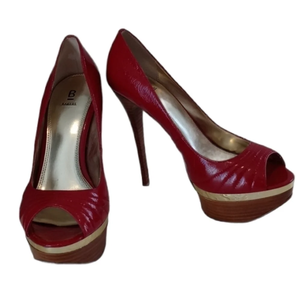 Baker's Shae platform shoes size 8 red